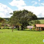 Área verde e horta para terapia ocupacional em clínica de reabilitação.