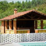 Área de lazer com churrasqueira para momentos de socialização na Clínica Viva Feliz.