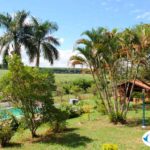 Área verde para momentos de relaxamento em clínica de reabilitação.