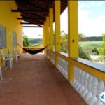 Varanda da casa com redes de balanço